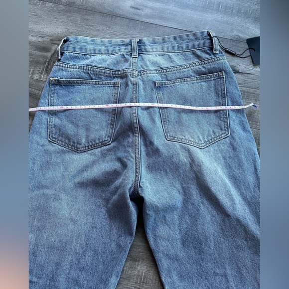 PRETTYLITTLETHING Petite Light Blue Wash Ripped Long Leg Straight Jeans - US 6 - Picture 10 of 12